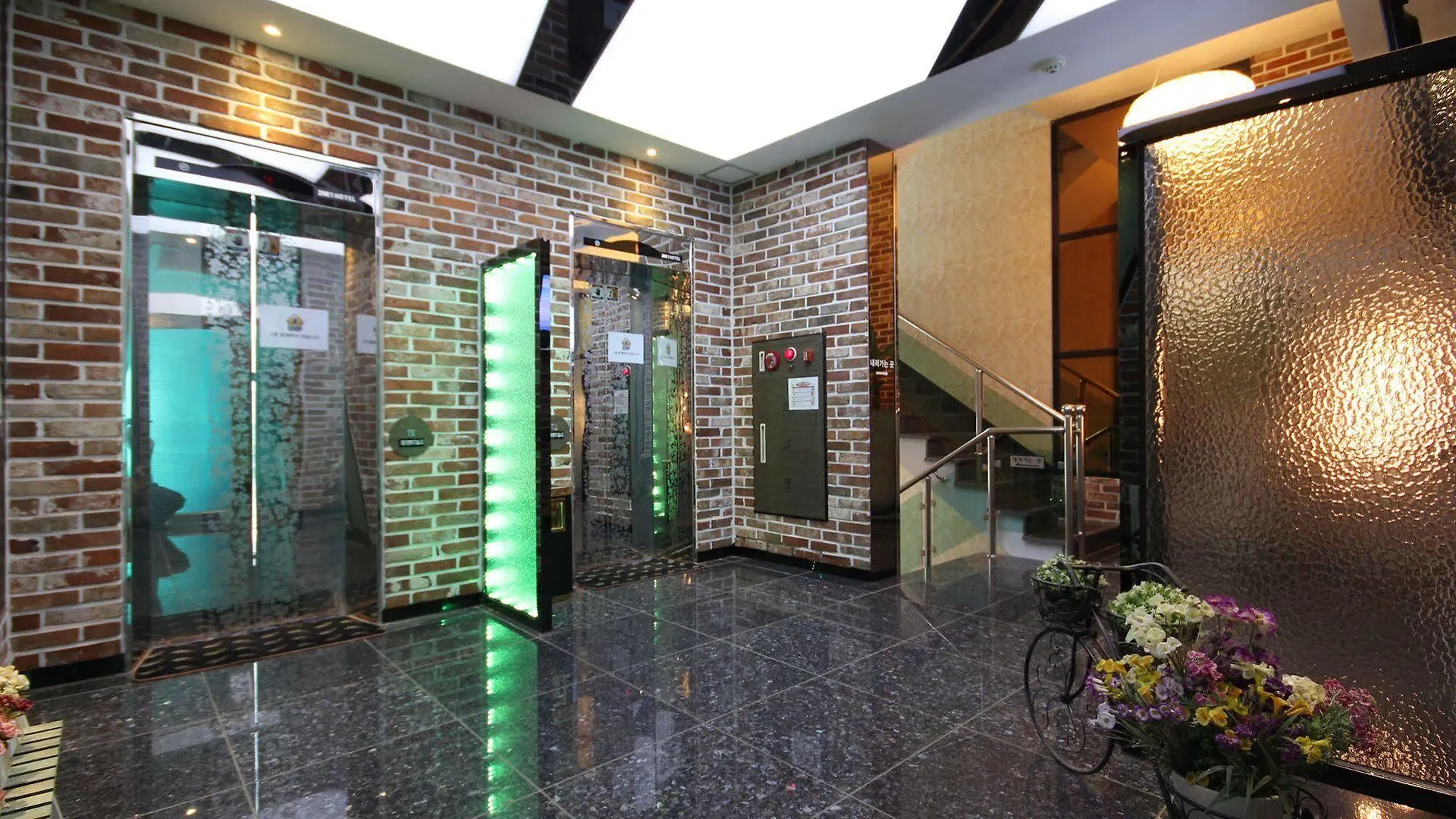 2Ne1 Hotel Busan